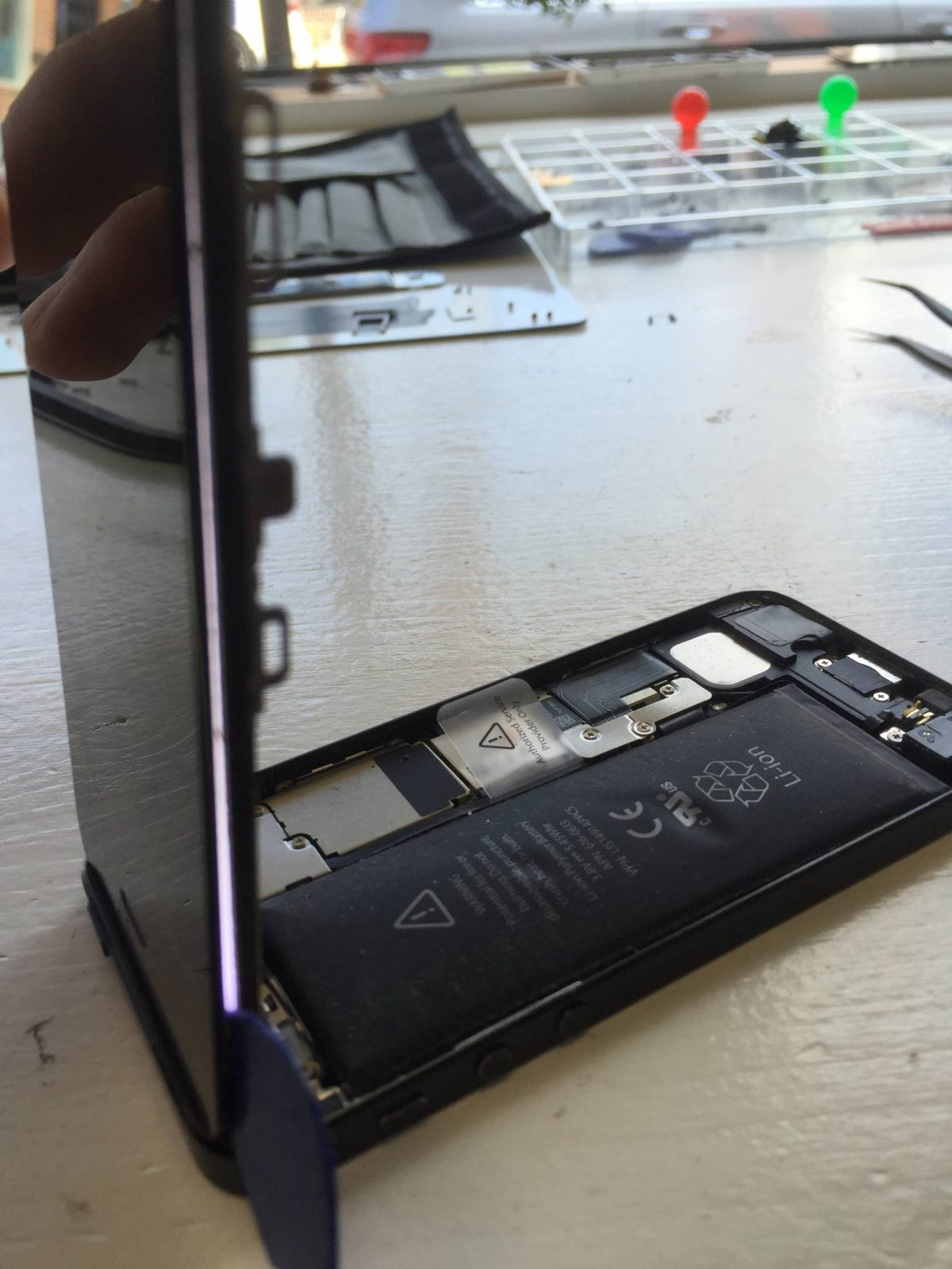 alt=the inside of a smartphone showing the battery